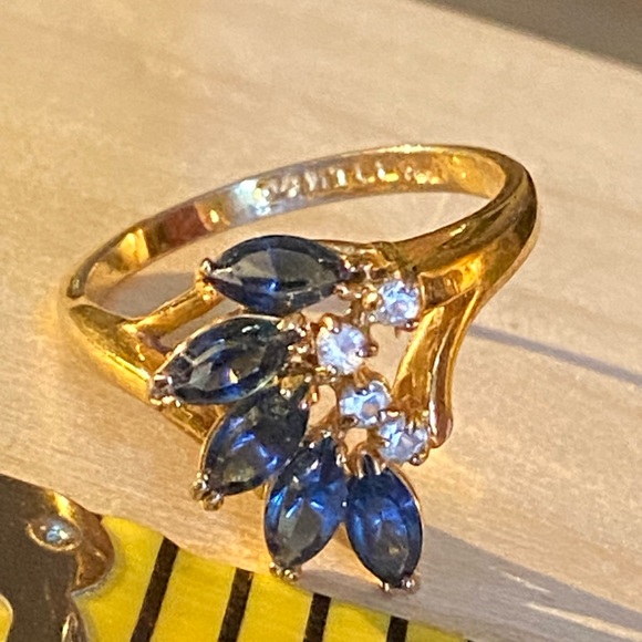 Vintage Ring: Inscription not Legible. Simulated Sapphire and Clear Stones. - Picture 5 of 7